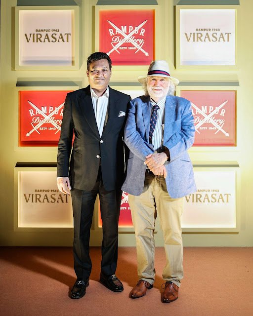 Jim Murray with Abhishek Khaitan at the First Public Tasting of Rampur 1943 Virasat